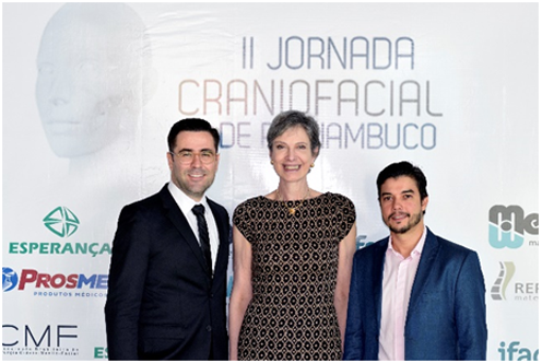 Dra. Vera Nocchi Cardim ladeada pelo vice-presidente da Jornada Gustavo Motta e o presidente Marcelo Lins
